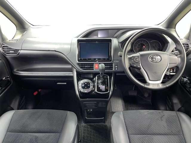 ヴォクシー 2.0ZS煌III 7名 フルセグ付9インチTコネクトSDナビ!走行中TV/DVD視聴可!BT!バックガイドM!セーフティセンス!アイドリングストップ!両側パワスラ!純正AW!合皮コンビシート!革巻ステアリ(7枚目)