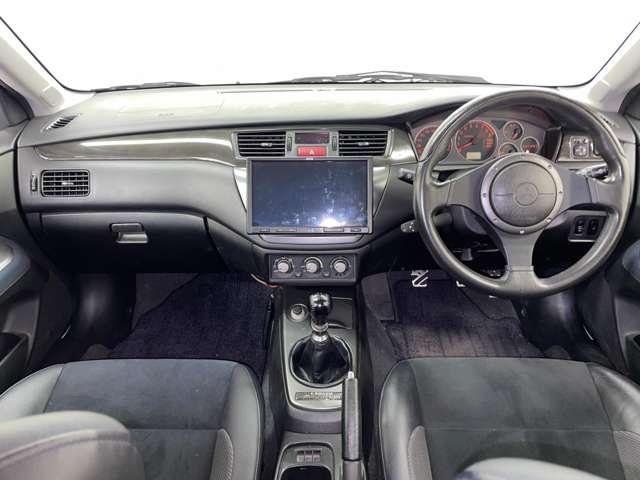 「内装」黒色を基調としており、落ち着いた雰囲気を演出しています！