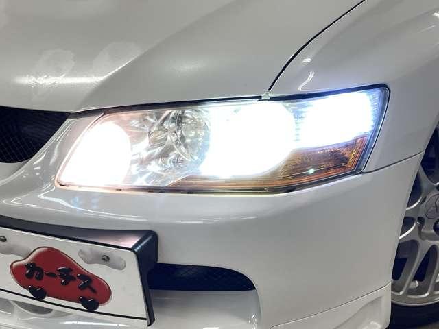 「ＨＩＤヘッドライト」　従来から車のヘッドライトに使われてきた「ハロゲンヘッドライト」と比べて、数倍もの明るさを実現♪また消費電力が低いため発熱も少なく長寿命と言われています♪