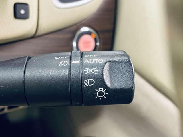 「オートライト」　暗くなると自動でライトが点灯し、安全運転を手助け！