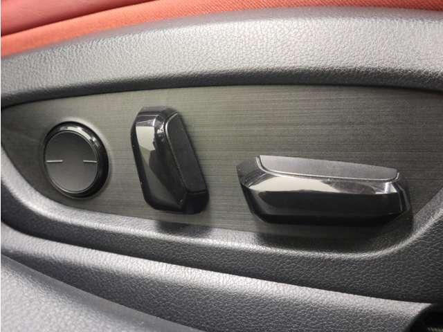 ＥＳ ＥＳ３００ｈ　Ｆスポーツ　フルセグ付純正１２．３インチディスプレイ！ＤＶＤ／ＢＤ再生可！パノラミックビューＭ！セーフティシステム＋！ムーンルーフ！Ｐトランク！純正１９インチＡＷ！ベンチレーター付フレアレッドＬ－ＴＥＸシート！（17枚目）