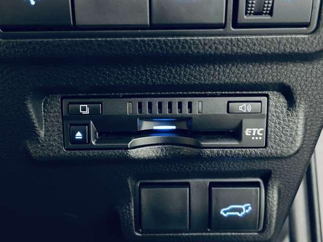 カローラクロス ハイブリッド　Ｚ　フルセグ付９インチディスプレイ！走行中ＤＶＤ再生可！ＢＴ！バックカメラ！セーフティセンス！パノラマルーフ！Ｐバックドア！純正１８インチＡＷ！ヒーター付ハーフレザーシート！Ｄ席Ｐシート！禁煙車！（15枚目）