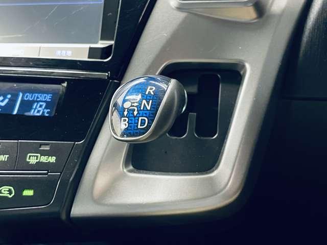 プリウスアルファ Ｓツーリングセレクション　フルセグ付純正８インチＳＤナビ！走行中ＴＶ／ＤＶＤ視聴可！ＢＴ！バックガイドモニター！純正１７インチＡＷ！リアスポイラー！革巻ステアリング！ステアリングスイッチ！シートリフター！禁煙車！（14枚目）