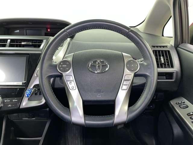 プリウスアルファ Ｓツーリングセレクション　フルセグ付純正８インチＳＤナビ！走行中ＴＶ／ＤＶＤ視聴可！ＢＴ！バックガイドモニター！純正１７インチＡＷ！リアスポイラー！革巻ステアリング！ステアリングスイッチ！シートリフター！禁煙車！（17枚目）