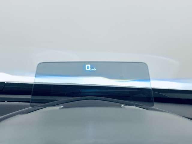 「ヘッドアップディスプレイ」　進行方向から目を離さず車速などを確認出来ます！