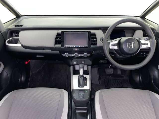 フィット ｅ：ＨＥＶネス　禁煙車！ホンダセンシング！アダプティブクルーズコントロール！フルセグ付きナビ！バックモニター！ＥＴＣ！ＬＥＤヘッドライト！オートライト！（18枚目）