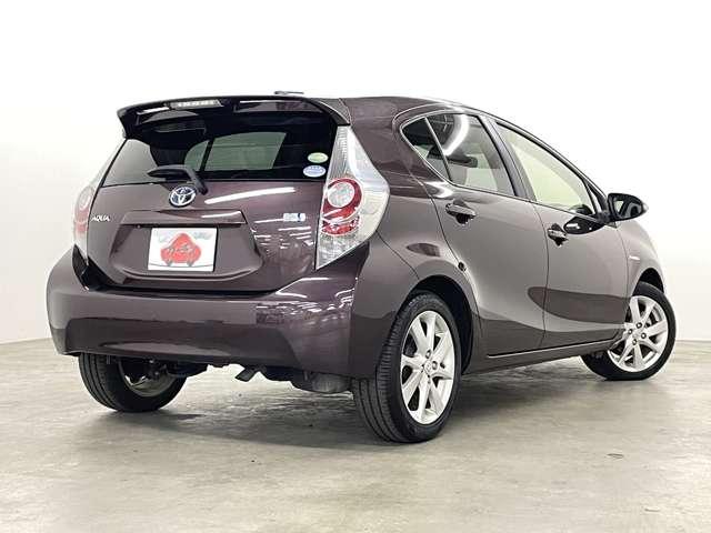 アクア １．５Ｇ　５名　フルセグツキ純正ＨＤＤナビ！ＤＶＤ再生可！ＢＬＵＥＴＯＯＴＨ！バックガイドモニター！ウインカーミラー！大型Ｒスポイラー！革巻ステアリング！オートライト！スマートキー！（5枚目）