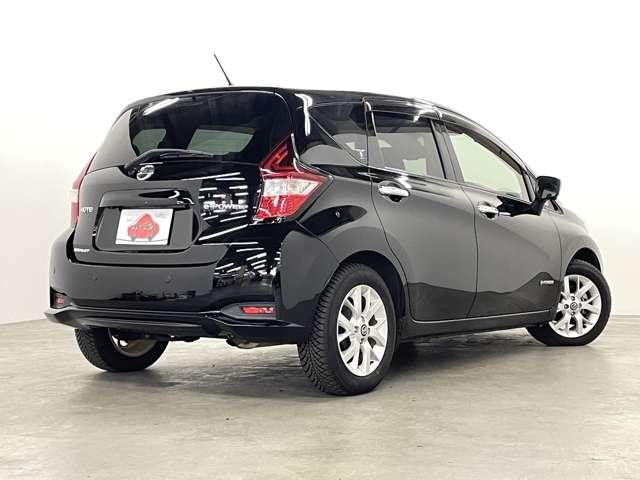 ノート ｅ－パワー　メダリスト　フルセグ付純正ナビ！ＤＶＤ＆ＢＤ再生可！アラウンドビュー＆フロントモニター！エアブレ！純正ＡＷ！ＬＥＤヘッドランプ！ウインカーミラー！Ｆ＆Ｒソナー！合皮コンビシート！革巻ステアリング！（5枚目）