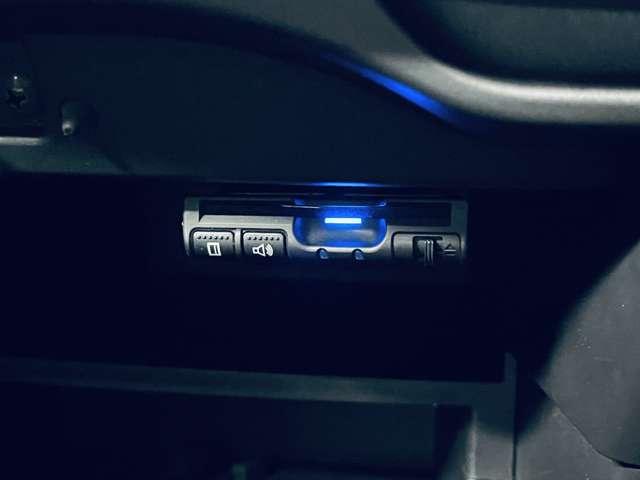 ノート ｅ－パワー　メダリスト　フルセグ付純正ナビ！ＤＶＤ＆ＢＤ再生可！アラウンドビュー＆フロントモニター！エアブレ！純正ＡＷ！ＬＥＤヘッドランプ！ウインカーミラー！Ｆ＆Ｒソナー！合皮コンビシート！革巻ステアリング！（11枚目）