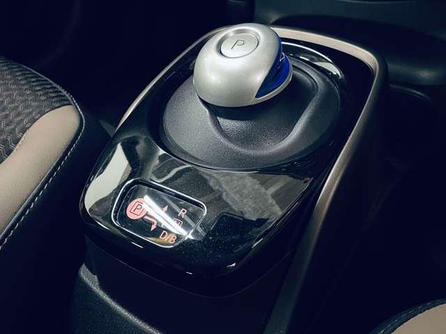 ノート ｅ－パワー　メダリスト　フルセグ付純正ナビ！ＤＶＤ＆ＢＤ再生可！アラウンドビュー＆フロントモニター！エアブレ！純正ＡＷ！ＬＥＤヘッドランプ！ウインカーミラー！Ｆ＆Ｒソナー！合皮コンビシート！革巻ステアリング！（17枚目）