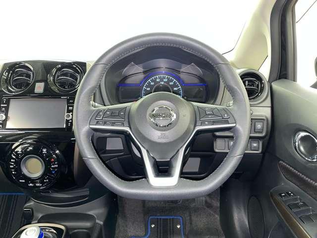 ノート ｅ－パワー　メダリスト　フルセグ付純正ナビ！ＤＶＤ＆ＢＤ再生可！アラウンドビュー＆フロントモニター！エアブレ！純正ＡＷ！ＬＥＤヘッドランプ！ウインカーミラー！Ｆ＆Ｒソナー！合皮コンビシート！革巻ステアリング！（19枚目）