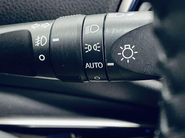 プリウス Sツーリングセレクション フルセグ付純正SDナビ!DVD再生可!BLUETOOTH!バックガイドモニター!純正17インチAW!LEDヘッドランプ&LEDフォグ!ウインカーミラー!ブラック合皮シート!シートヒーター!禁煙車!(9枚目)