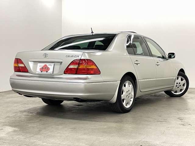 セルシオ Ａ仕様　ｅＲバージョン　純正ＤＶＤナビ！純正６連奏ＣＤチェンジャー！ムーンルーフ！純正１７インチＡＷ！ヒーター付ブラックレザーパワーシート！革巻ステアリング！クルーズＣ！ＨＩＤヘッドライト！フォグ！禁煙車！（5枚目）