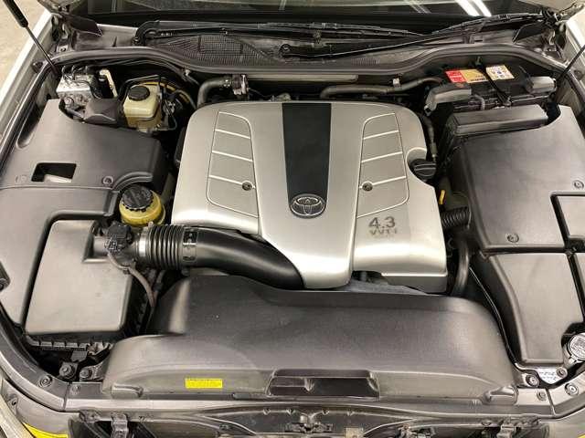 セルシオ Ａ仕様　ｅＲバージョン　純正ＤＶＤナビ！純正６連奏ＣＤチェンジャー！ムーンルーフ！純正１７インチＡＷ！ヒーター付ブラックレザーパワーシート！革巻ステアリング！クルーズＣ！ＨＩＤヘッドライト！フォグ！禁煙車！（6枚目）