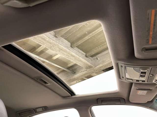 セルシオ Ａ仕様　ｅＲバージョン　純正ＤＶＤナビ！純正６連奏ＣＤチェンジャー！ムーンルーフ！純正１７インチＡＷ！ヒーター付ブラックレザーパワーシート！革巻ステアリング！クルーズＣ！ＨＩＤヘッドライト！フォグ！禁煙車！（7枚目）