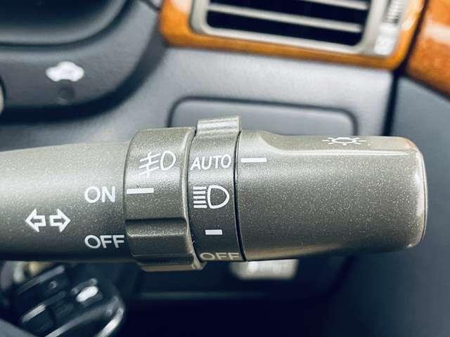 セルシオ Ａ仕様　ｅＲバージョン　純正ＤＶＤナビ！純正６連奏ＣＤチェンジャー！ムーンルーフ！純正１７インチＡＷ！ヒーター付ブラックレザーパワーシート！革巻ステアリング！クルーズＣ！ＨＩＤヘッドライト！フォグ！禁煙車！（12枚目）