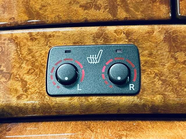 セルシオ Ａ仕様　ｅＲバージョン　純正ＤＶＤナビ！純正６連奏ＣＤチェンジャー！ムーンルーフ！純正１７インチＡＷ！ヒーター付ブラックレザーパワーシート！革巻ステアリング！クルーズＣ！ＨＩＤヘッドライト！フォグ！禁煙車！（16枚目）