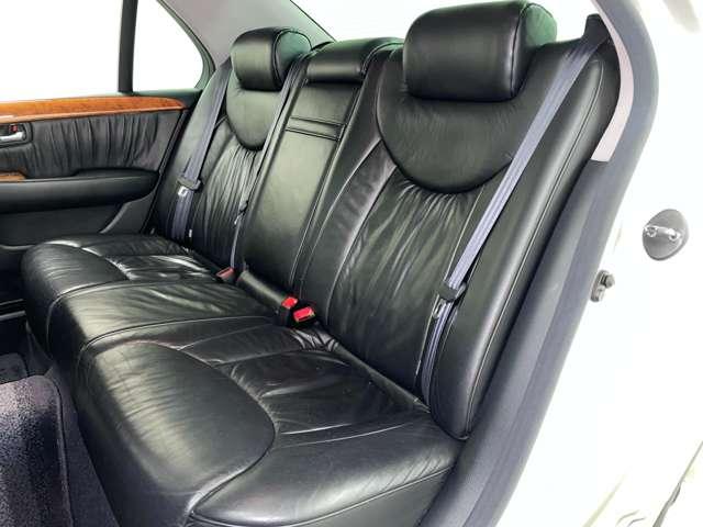 セルシオ Ａ仕様　ｅＲバージョン　純正ＤＶＤナビ！純正６連奏ＣＤチェンジャー！ムーンルーフ！純正１７インチＡＷ！ヒーター付ブラックレザーパワーシート！革巻ステアリング！クルーズＣ！ＨＩＤヘッドライト！フォグ！禁煙車！（19枚目）