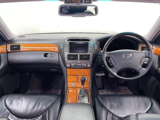 セルシオ Ａ仕様　ｅＲバージョン　純正ＤＶＤナビ！純正６連奏ＣＤチェンジャー！ムーンルーフ！純正１７インチＡＷ！ヒーター付ブラックレザーパワーシート！革巻ステアリング！クルーズＣ！ＨＩＤヘッドライト！フォグ！禁煙車！（20枚目）