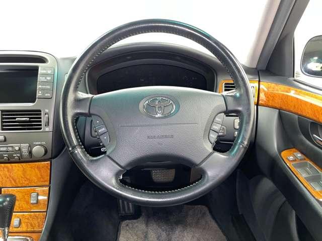 セルシオ Ａ仕様　ｅＲバージョン　純正ＤＶＤナビ！純正６連奏ＣＤチェンジャー！ムーンルーフ！純正１７インチＡＷ！ヒーター付ブラックレザーパワーシート！革巻ステアリング！クルーズＣ！ＨＩＤヘッドライト！フォグ！禁煙車！（21枚目）