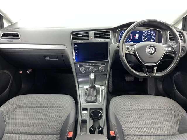 ゴルフ ＴＳＩコンフォートライン　フルセグ付ＤＩＳＣＯＶＥＲ－ＰＲＯ！走行中ＴＶ／ＤＶＤ視聴可！ＢＴ！バックカメラ！プリクラッシュブレーキ！レーンアシスト！スタート／ストップ！純正１７インチＡＷ！革巻ステアリング！禁煙車！（6枚目）