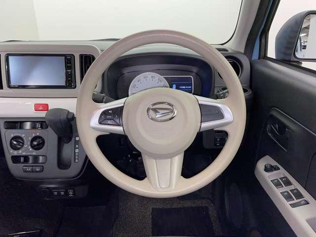 �u�X�e�A�����O�v�@����₷���`��̃X�e�A�����O�z�C�[���B�X����L�Y�Ȃ��L���C�ȏ�Ԃł���