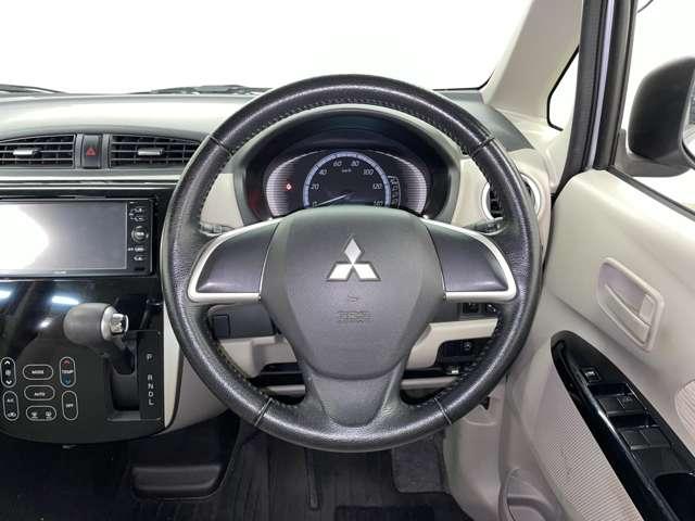 �u�X�e�A�����O�v�@����₷���`��̃X�e�A�����O�z�C�[���B�X����L�Y�Ȃ��L���C�ȏ�Ԃł���