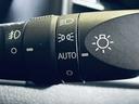 「オートライト」　暗くなると自動でライトが点灯し、安全運転を手助け！
