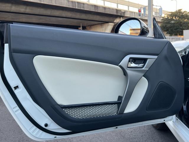 コペン 20thアニバーサリーエディション 限定1000台・20th Anniversary専用装備・SDナビ・バックカメラ・カロ製スピーカー・マフラー・MOMOステアリング・シートヒーター・BBS製アルミホイール・ETC・電動開閉ルーフ(29枚目)