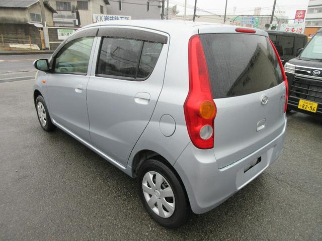 ミラ Ｌセレクション　衝突安全ボディ　キーレス　マニュアルエアコン　ブライトシルバーメタリック　５速マニュアル　ハロゲンヘッドライト　純正インテグレートオーディオ　純正１３インチフルホイールキャップ　２ＷＤ　６６０（5枚目）