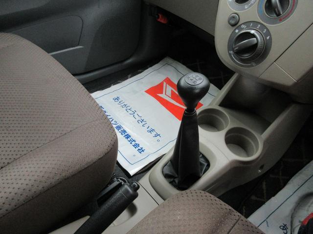 ミラ Ｌセレクション　衝突安全ボディ　キーレス　マニュアルエアコン　ブライトシルバーメタリック　５速マニュアル　ハロゲンヘッドライト　純正インテグレートオーディオ　純正１３インチフルホイールキャップ　２ＷＤ　６６０（24枚目）