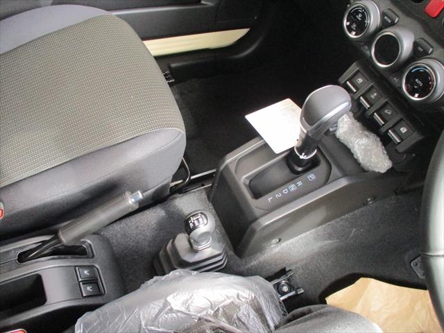 ジムニー ＸＣ　４ＷＤターボ　３型モデル　４ＡＴ車　スズキ保証付　届出済未使用車　デュアルセンサーブレーキ　ＬＥＤヘッドランプ　オートライトシステム　クルーズコントロールシステム　アイドリングストップシステム（43枚目）