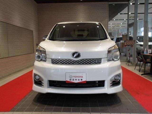 ヴォクシー ＺＳ　煌ＩＩＩ　トヨタ認定中古車　フルセグ　メモリーナビ　ＤＶＤ再生　バックカメラ　ＥＴＣ　両側電動スライド　ＨＩＤヘッドライト　ウオークスルー　乗車定員８人　３列シート（2枚目）