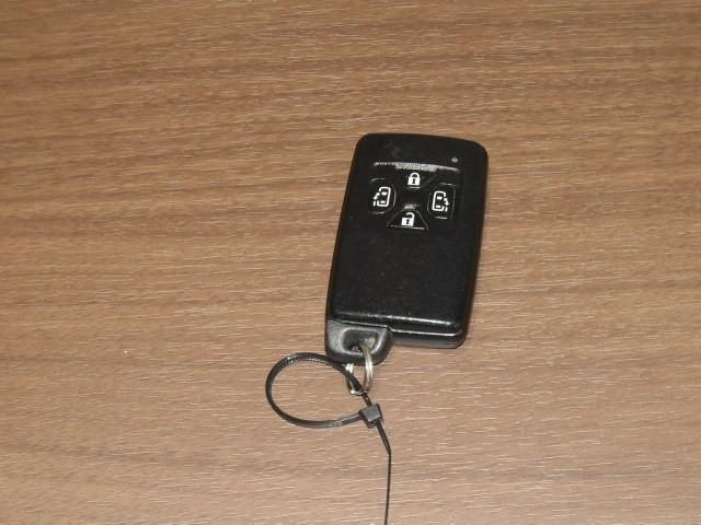 ヴォクシー ＺＳ　煌ＩＩＩ　トヨタ認定中古車　フルセグ　メモリーナビ　ＤＶＤ再生　バックカメラ　ＥＴＣ　両側電動スライド　ＨＩＤヘッドライト　ウオークスルー　乗車定員８人　３列シート（12枚目）