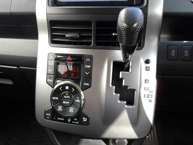 ヴォクシー ＺＳ　煌ＩＩＩ　トヨタ認定中古車　フルセグ　メモリーナビ　ＤＶＤ再生　バックカメラ　ＥＴＣ　両側電動スライド　ＨＩＤヘッドライト　ウオークスルー　乗車定員８人　３列シート（16枚目）
