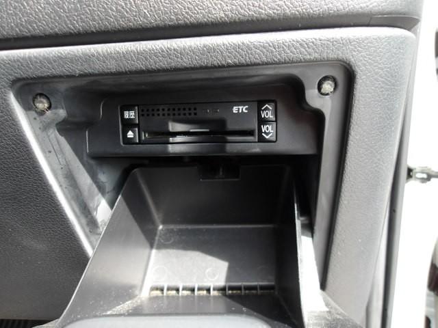 ヴォクシー ＺＳ　煌ＩＩＩ　トヨタ認定中古車　フルセグ　メモリーナビ　ＤＶＤ再生　バックカメラ　ＥＴＣ　両側電動スライド　ＨＩＤヘッドライト　ウオークスルー　乗車定員８人　３列シート（21枚目）