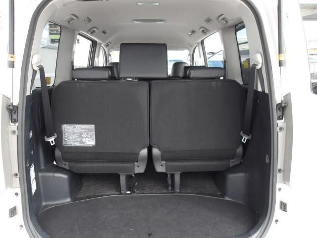 ヴォクシー ＺＳ　煌ＩＩＩ　トヨタ認定中古車　フルセグ　メモリーナビ　ＤＶＤ再生　バックカメラ　ＥＴＣ　両側電動スライド　ＨＩＤヘッドライト　ウオークスルー　乗車定員８人　３列シート（25枚目）
