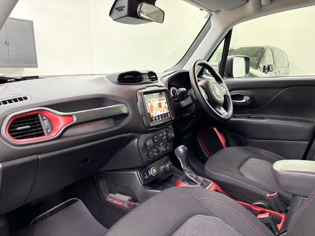 ジープ・レネゲード トレイルホーク 後期モデルLEDライト専用シート純正ナビ地デジTVバックモニターBluetoothジープロゴ入前後ドラレコ走行モード切替電子パーキングクルーズコントロール純正17AWコーナーセンサールーフレール(18枚目)