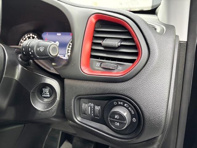 ジープ・レネゲード トレイルホーク 後期モデルLEDライト専用シート純正ナビ地デジTVバックモニターBluetoothジープロゴ入前後ドラレコ走行モード切替電子パーキングクルーズコントロール純正17AWコーナーセンサールーフレール(20枚目)