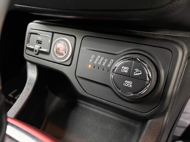 ジープ・レネゲード トレイルホーク 後期モデルLEDライト専用シート純正ナビ地デジTVバックモニターBluetoothジープロゴ入前後ドラレコ走行モード切替電子パーキングクルーズコントロール純正17AWコーナーセンサールーフレール(27枚目)