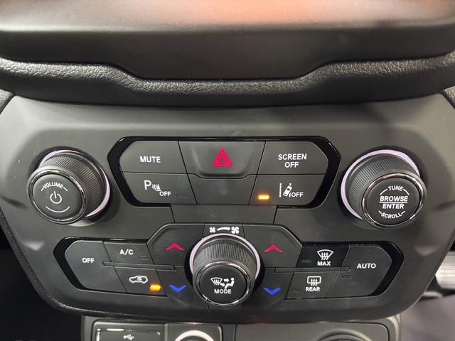 ジープ・レネゲード トレイルホーク 後期モデルLEDライト専用シート純正ナビ地デジTVバックモニターBluetoothジープロゴ入前後ドラレコ走行モード切替電子パーキングクルーズコントロール純正17AWコーナーセンサールーフレール(28枚目)