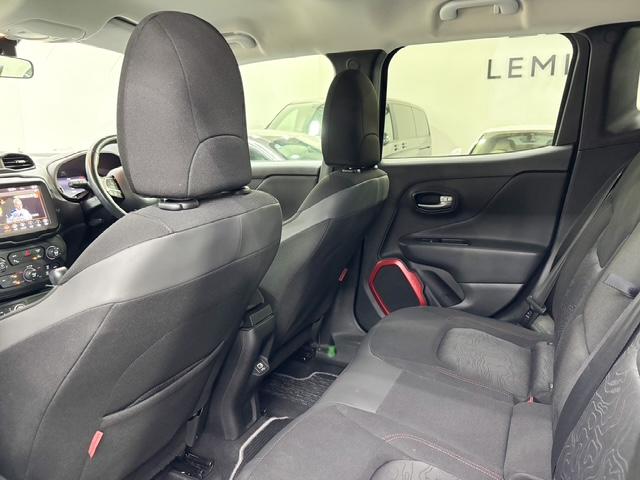 ジープ・レネゲード トレイルホーク 後期モデルLEDライト専用シート純正ナビ地デジTVバックモニターBluetoothジープロゴ入前後ドラレコ走行モード切替電子パーキングクルーズコントロール純正17AWコーナーセンサールーフレール(33枚目)