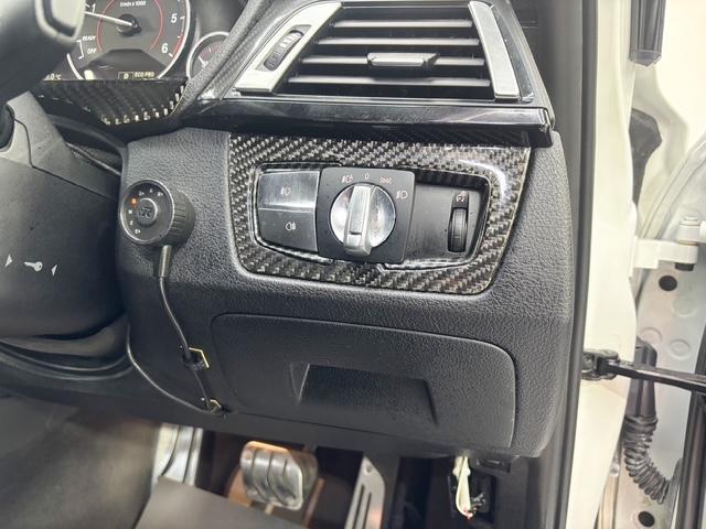 ３シリーズ ３２０ｄブルーパフォーマンス　ツーリング　Ｍスポーツ　ディーゼルターボカーボンフルエアロＲＥＣＡＲＯバケット前席２脚ｅｉｎｓａｔｚマフラーＬａｒｇｕｓ車高調ヴィナテッチ１９インチＡＷサンルーフａｒｃＦ＆Ｒ補強純正ナビバックカメラクルーズコントロールパドル（32枚目）