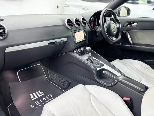 ＴＴ ＲＳプラスクーペ ベースグレード　後期最終型クワトロ４ＷＤターボＫＷ車高調４ＰＯＤ専用キャリパーリアウィング専用１９インチＡＷ白革シートＣＴＳチャージパイプカーボンエンジンカバーパドルシフト純正ナビ地デジＴＶバックカメラクルコン（17枚目）