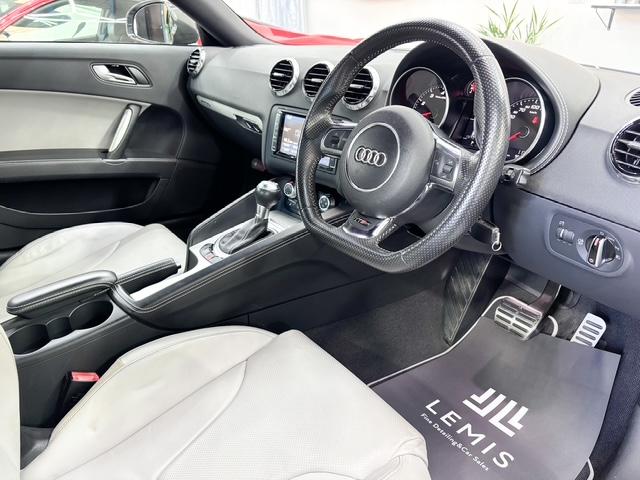 ＴＴ ＲＳプラスクーペ ベースグレード　後期最終型クワトロ４ＷＤターボＫＷ車高調４ＰＯＤ専用キャリパーリアウィング専用１９インチＡＷ白革シートＣＴＳチャージパイプカーボンエンジンカバーパドルシフト純正ナビ地デジＴＶバックカメラクルコン（18枚目）