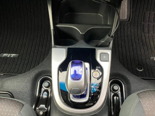 フィットハイブリッド Ｆパッケージ　衝突軽減ブレーキＬＥＤヘッドＲカメラＥＴＣフルセグナビＢＴミュージックラックＣＤＤＶＤ再生オートエアコンオートリトラースマキー（17枚目）