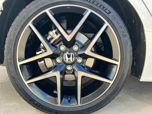 シビック ｅ：ＨＥＶ　ＨｏｎｄａＣＯＮＮＥＣＴディスプレーＡＣＣブラインドスポットインフォメーションＬＥＤヘッドフォグＥＴＣ前後ドラレコ運転席助手席パワーシートエレクトリックギアセレクター純正アルミパーキングセンサー（5枚目）
