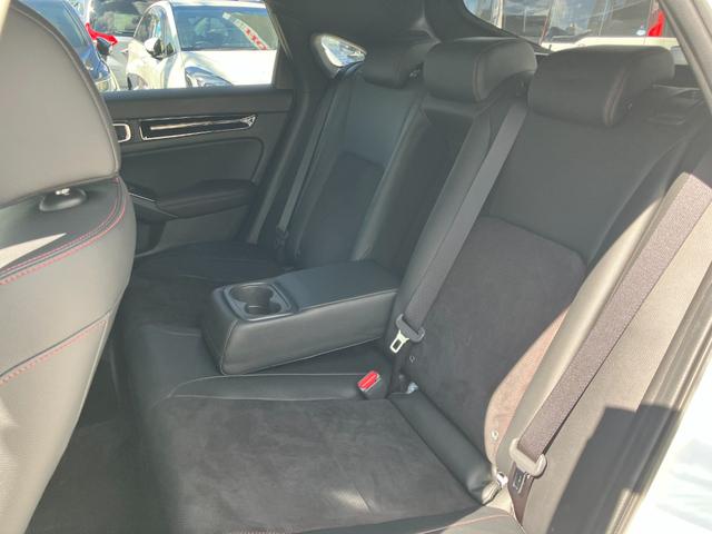 シビック ｅ：ＨＥＶ　ＨｏｎｄａＣＯＮＮＥＣＴディスプレーＡＣＣブラインドスポットインフォメーションＬＥＤヘッドフォグＥＴＣ前後ドラレコ運転席助手席パワーシートエレクトリックギアセレクター純正アルミパーキングセンサー（8枚目）