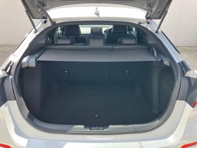 シビック ｅ：ＨＥＶ　ＨｏｎｄａＣＯＮＮＥＣＴディスプレーＡＣＣブラインドスポットインフォメーションＬＥＤヘッドフォグＥＴＣ前後ドラレコ運転席助手席パワーシートエレクトリックギアセレクター純正アルミパーキングセンサー（9枚目）