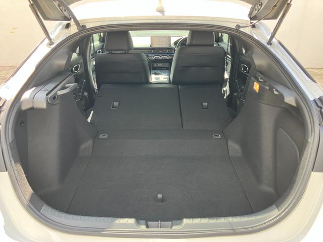 シビック ｅ：ＨＥＶ　ＨｏｎｄａＣＯＮＮＥＣＴディスプレーＡＣＣブラインドスポットインフォメーションＬＥＤヘッドフォグＥＴＣ前後ドラレコ運転席助手席パワーシートエレクトリックギアセレクター純正アルミパーキングセンサー（10枚目）